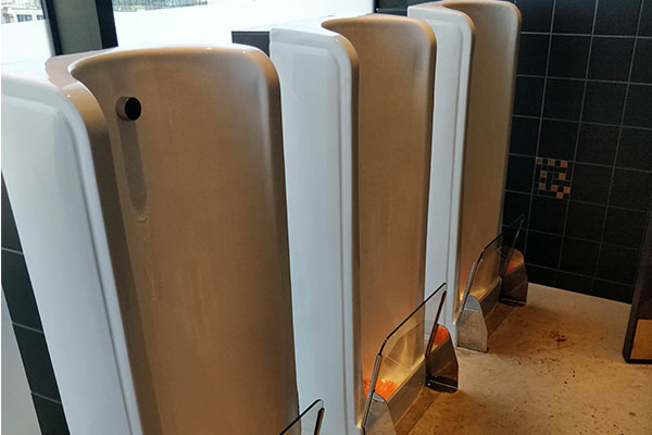 Splashback urinals